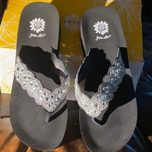 NIB Bling bling Yellow Box Flip Flops ☀️